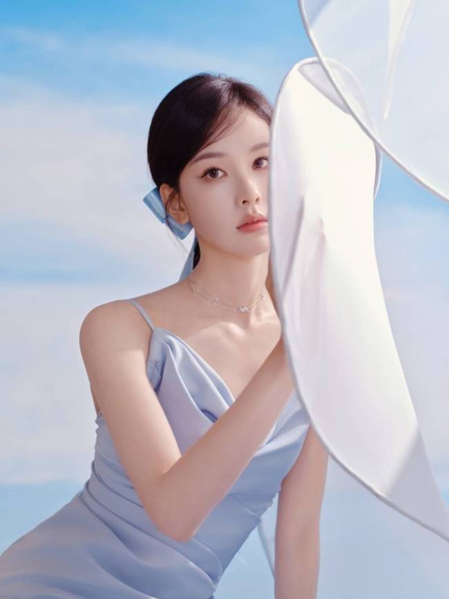 陈都灵穿淡蓝缎面长裙 戴大蝴蝶结发饰姿态娇俏