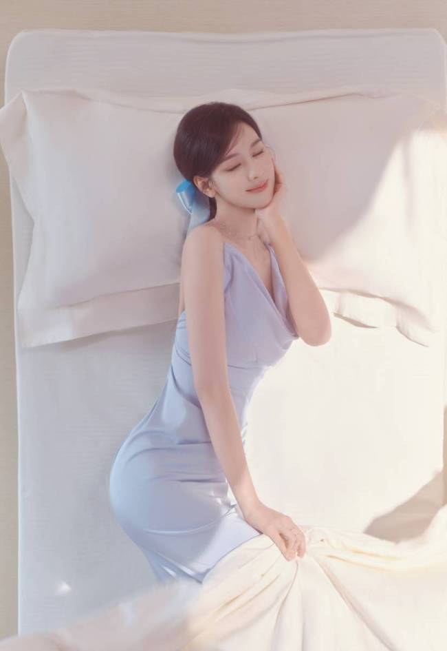 陈都灵穿淡蓝缎面长裙 戴大蝴蝶结发饰姿态娇俏