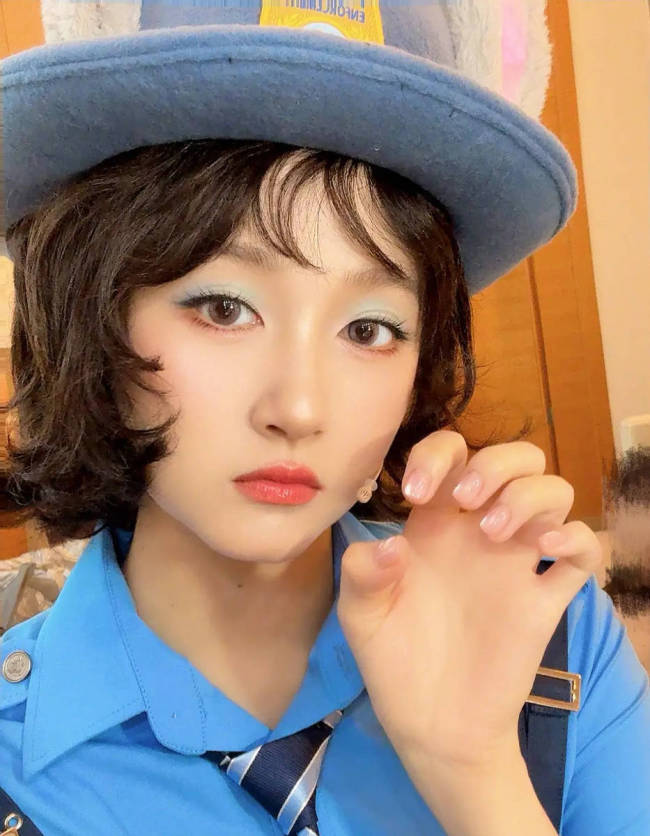 关晓彤cos兔子警官朱迪 对镜头甜笑wink俏皮又可爱