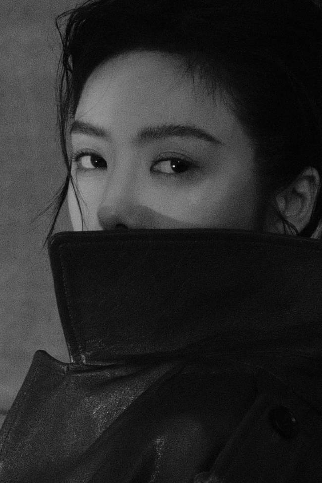 蔡文静穿露背装性感魅惑 涂黑色口红个性十足