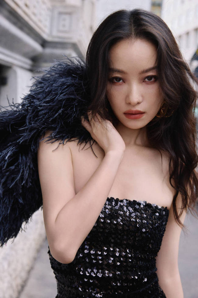 倪妮穿亮片裙出席时装周 搭配渺小羽毛冷艳迷东谈主