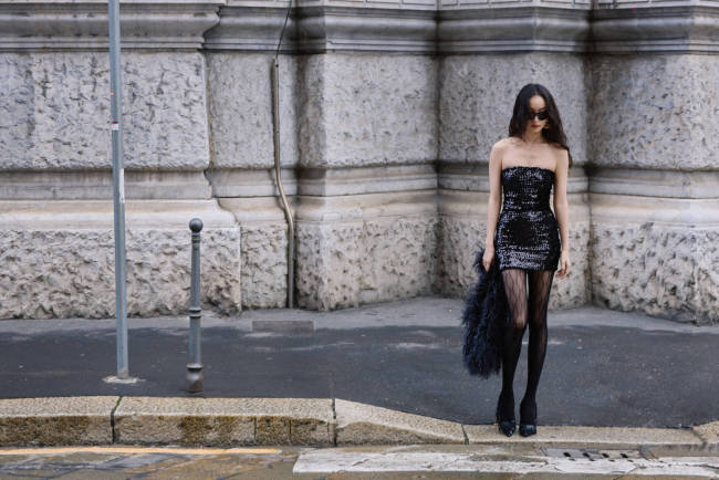 倪妮穿亮片裙出席时装周 搭配渺小羽毛冷艳迷东谈主