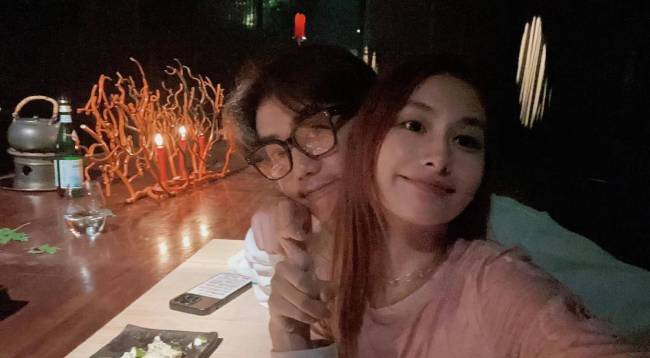 陆虎晒合照庆祝与嘘嘘10周年 烟花下亲吻好甜蜜