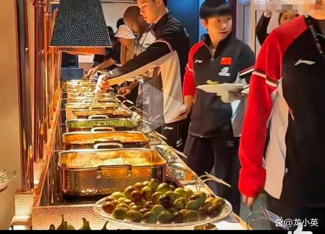 孙颖莎欢迎晚宴上抢烤鸭，两大盘食物拿不停