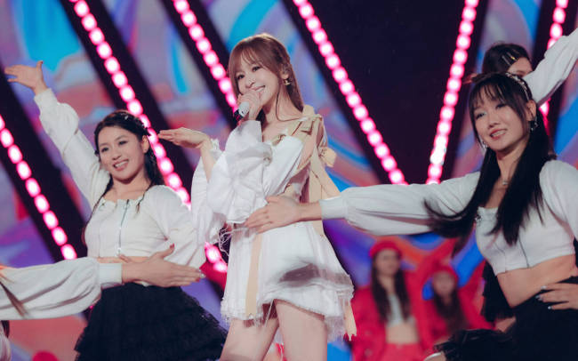 王心凌最新露天舞台照曝光！淋雨唱歌舞蹈元气满满