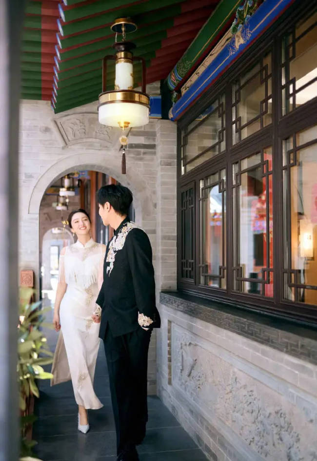 董璇张维伊晒结婚照 二人搂腰对视超甜蜜