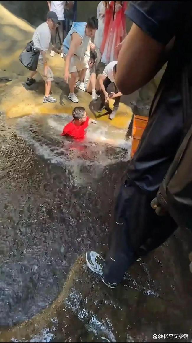 张继科景区落水：被人一脚踹下去的 游客本能援手