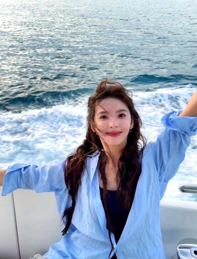 章若楠浴袍游艇合照 松弛感穿搭典范