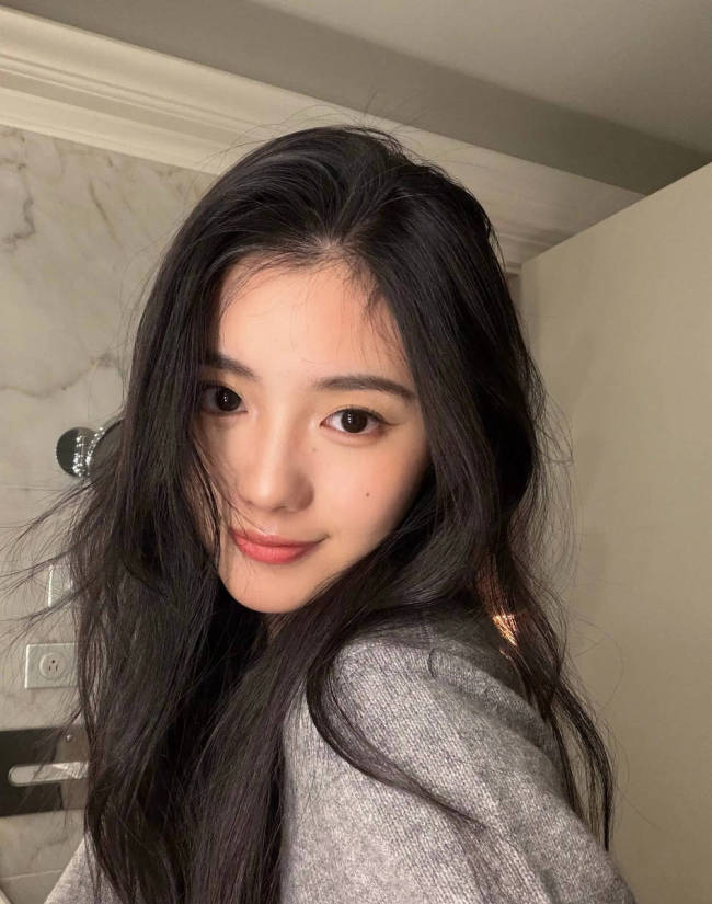 刘浩存穿灰色毛衣眼神温柔 长发披肩氛围感拉满