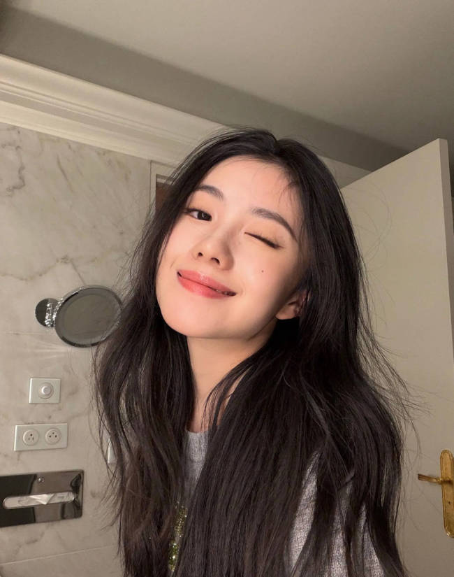 刘浩存穿灰色毛衣眼神温柔 长发披肩氛围感拉满