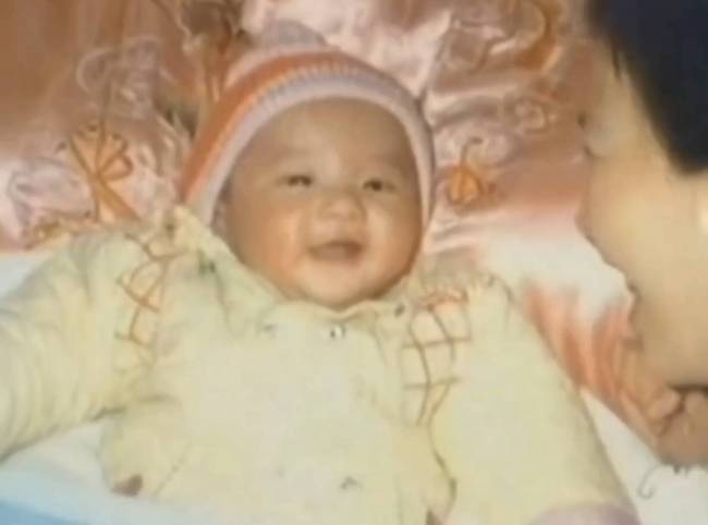 刘亦菲童年照流出 穿粉色公主裙梳麻花辫笑容甜美