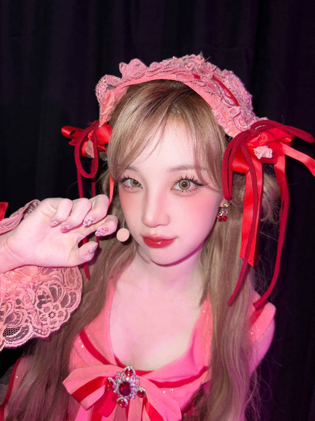 宋雨琦穿红色短裙神采娇憨灵动 肌肤皑皑细巧鲜艳