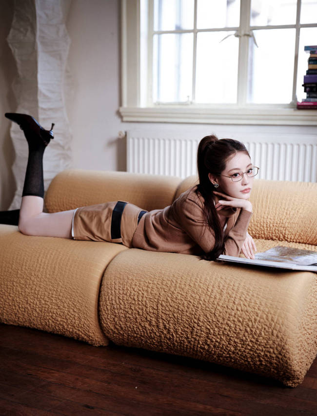 祝绪丹扎高马尾化身热辣女郎 躯壳窈窱性感慵懒