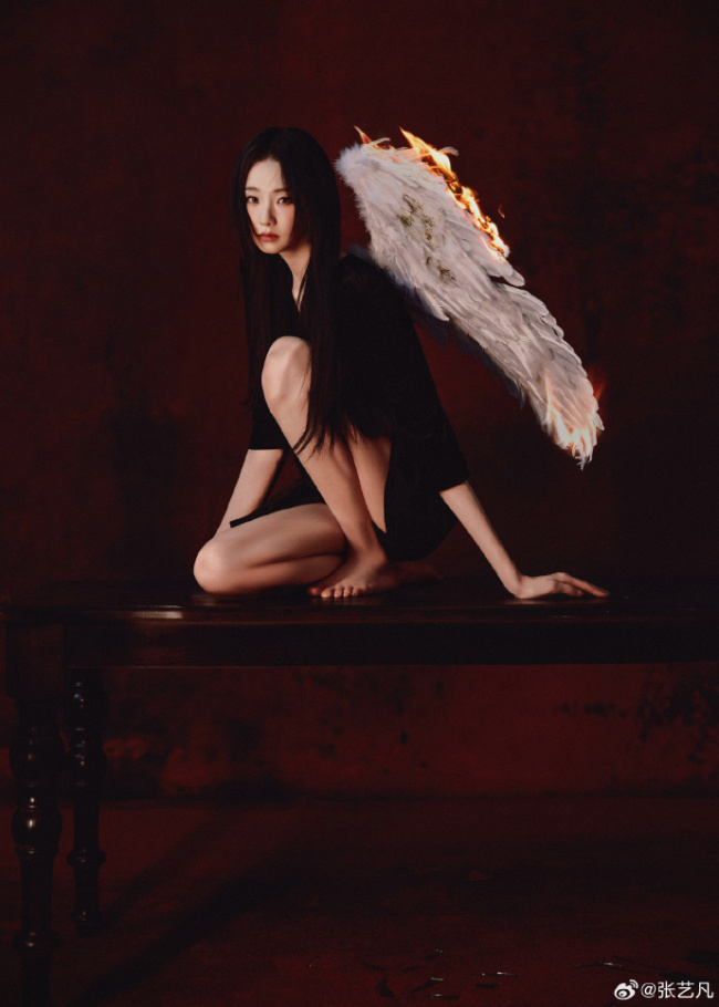 张艺凡玄色系服装搭配芒刃 绽放猛烈与目田之好意思