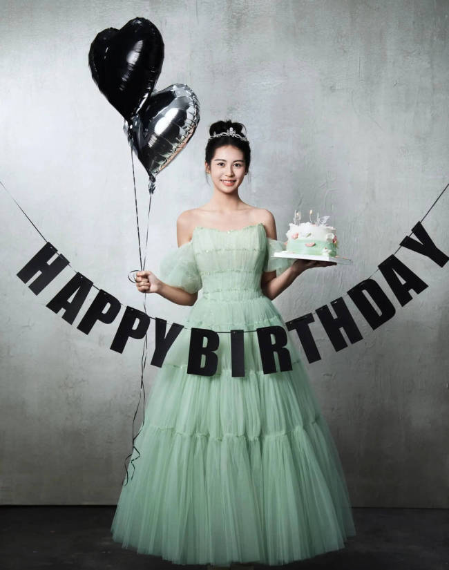 翁虹妻子为男儿庆祝18岁诞辰 一家三口同框好温馨