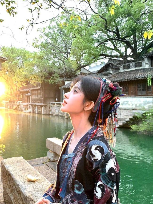 鞠婧祎晒平日随拍清纯温婉 回眸含笑仙女感悉数