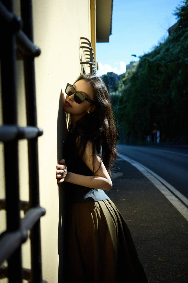 倪妮戴墨镜穿搭简约 在湖边张开双臂活力满满