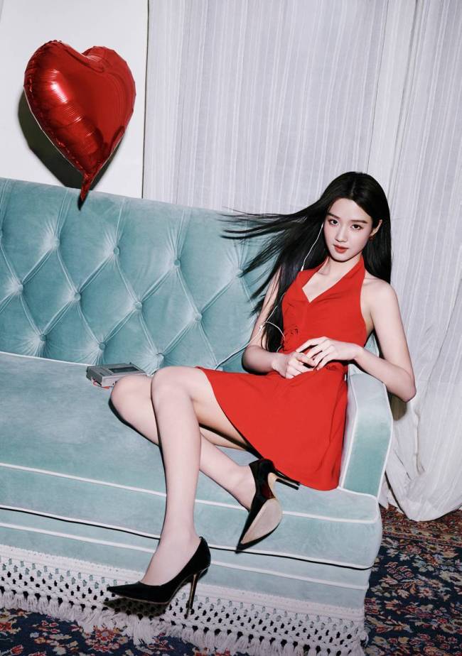 卢昱晓穿挂脖红裙冷艳动人 和侯明昊同框CP感十足