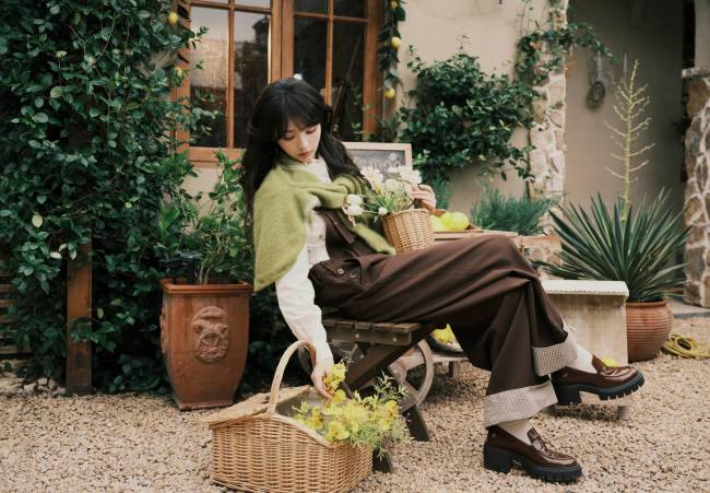 田曦薇共享28岁诞辰照 穿背带裤搭配凉帽灵气统共