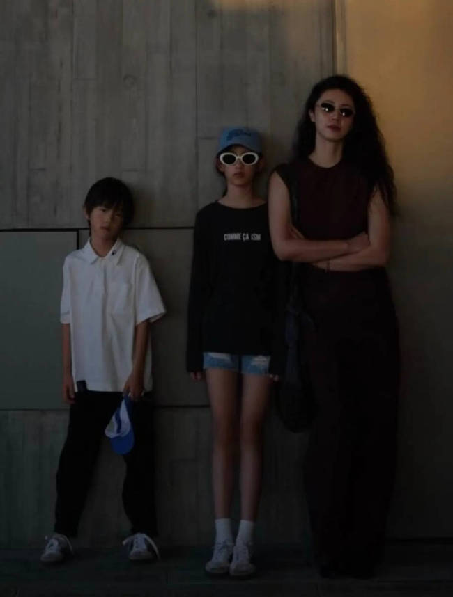 孙莉晒一家外出游玩合照 女儿出境腿长酷似妈妈