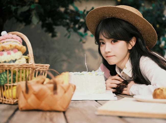 田曦薇共享28岁诞辰照 穿背带裤搭配凉帽灵气统共