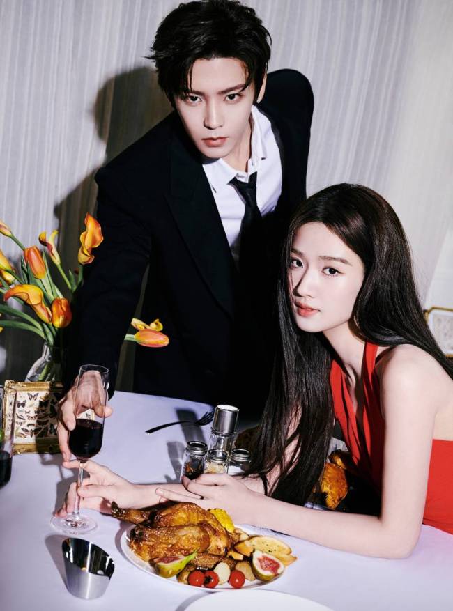 卢昱晓穿挂脖红裙冷艳动人 和侯明昊同框CP感十足