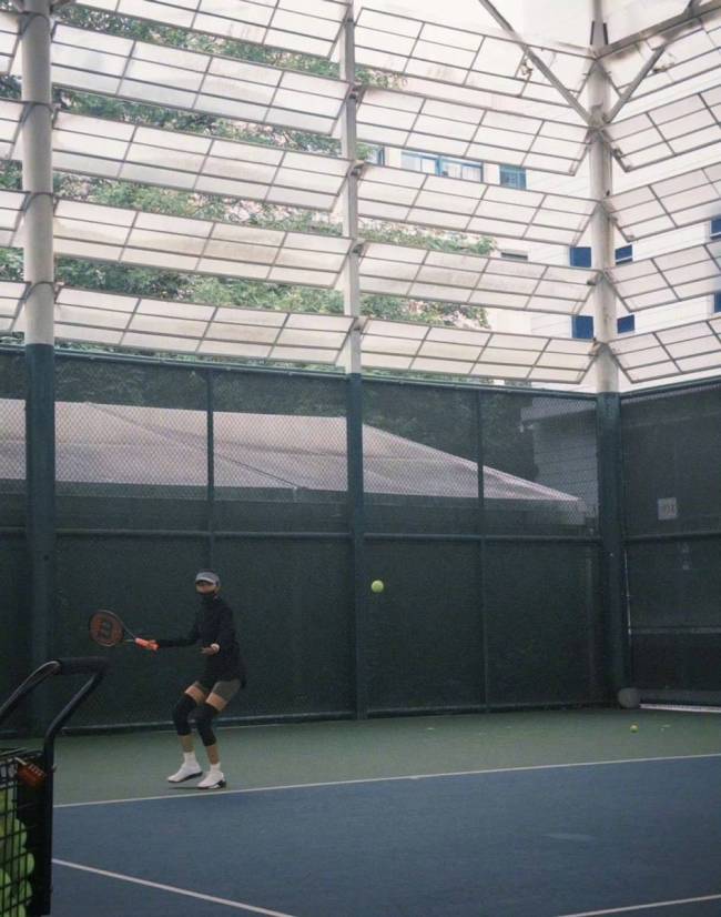 关晓彤穿开通装打网球活力满满 四肢专科长腿吸睛