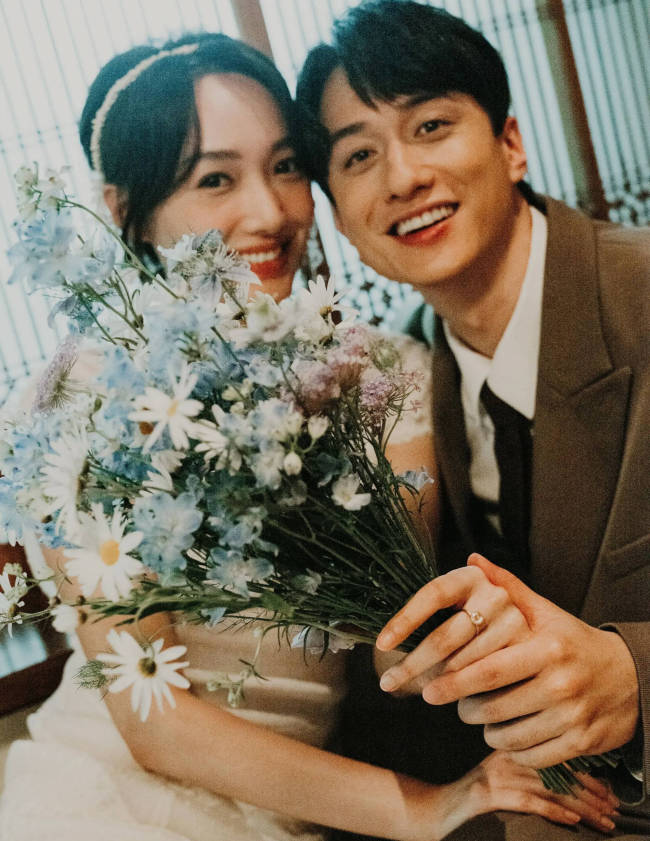 刘俊谦晒婚纱照官宣成婚 与蔡想韵因戏结缘