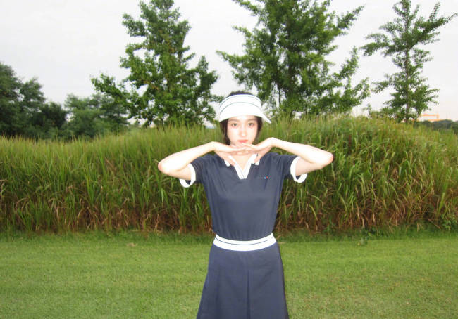 关晓彤穿开通装打网球活力满满 四肢专科长腿吸睛