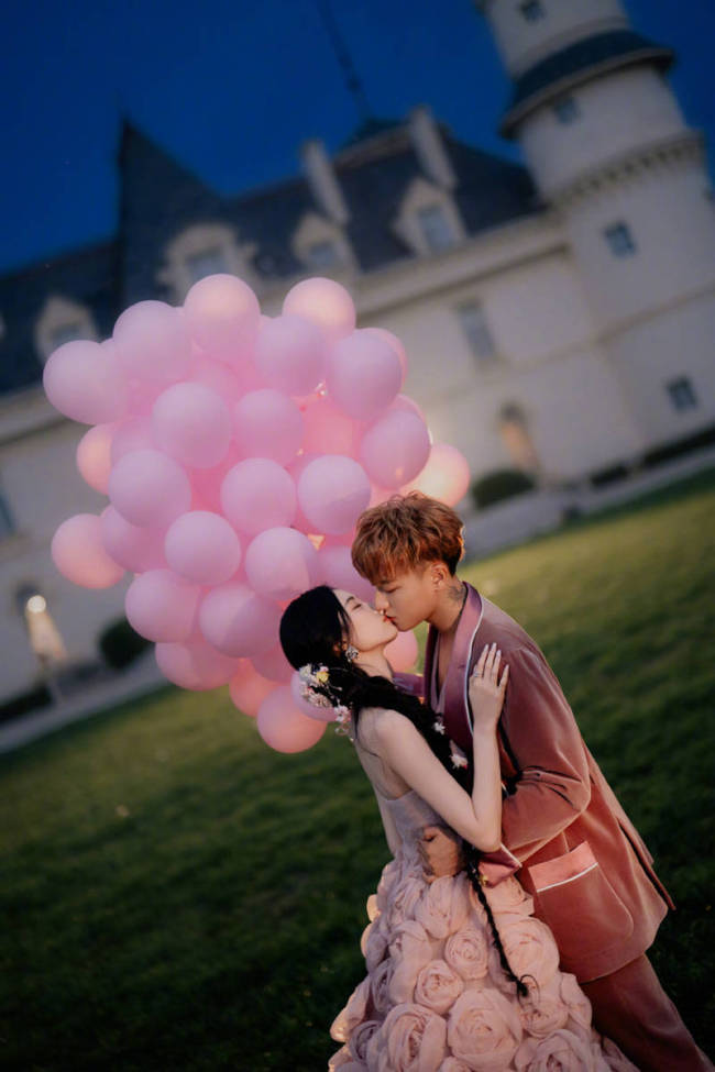 黄子韬徐艺洋婚纱照曝光 亲密相拥接吻画面超甜