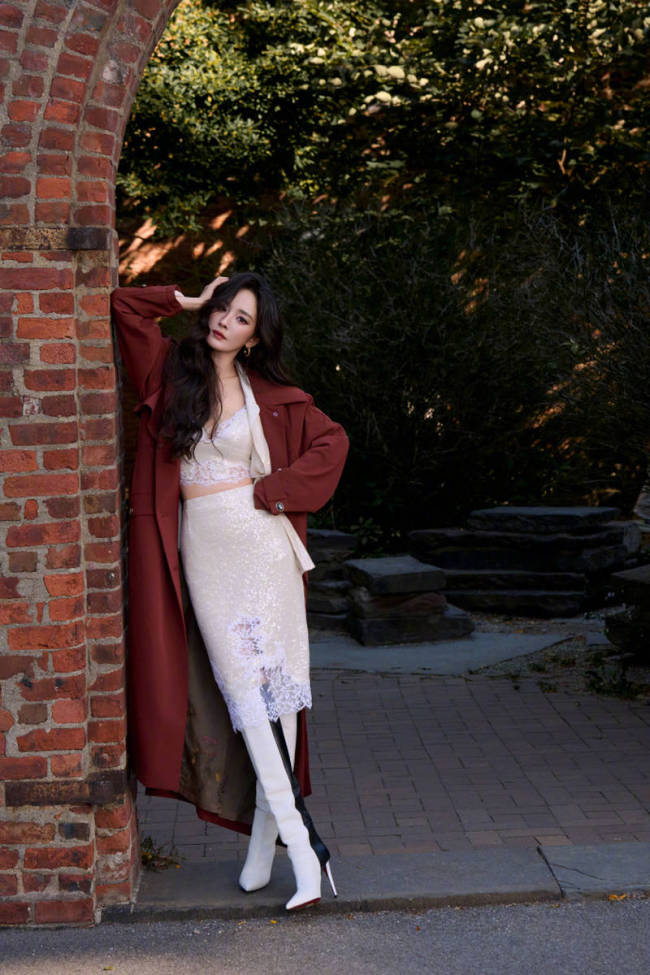 杨幂着白色蕾丝吊带秀好身材 套棕红色大衣气场超A