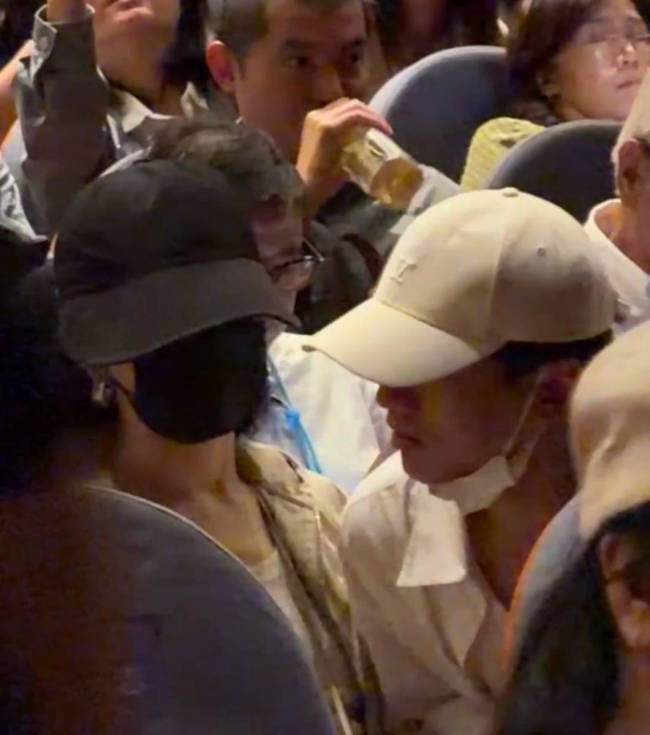 张杰谢娜现身乌镇戏剧节 两人手牵手感情恩爱