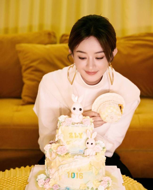 赵丽颖穿针织衫庆祝生日 戴搞怪眼镜可爱俏皮
