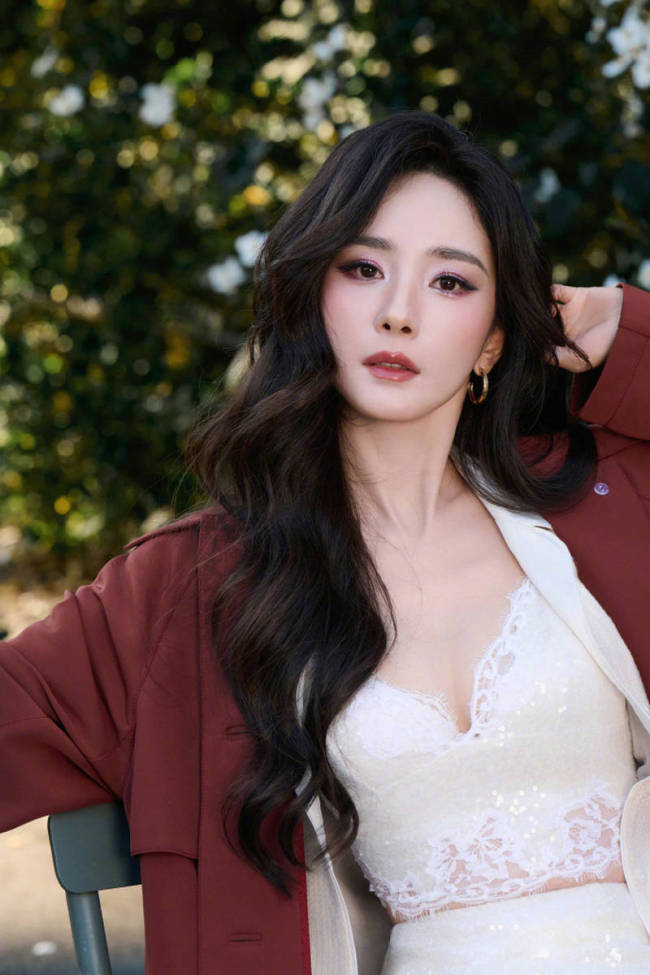 杨幂着白色蕾丝吊带秀好身材 套棕红色大衣气场超A