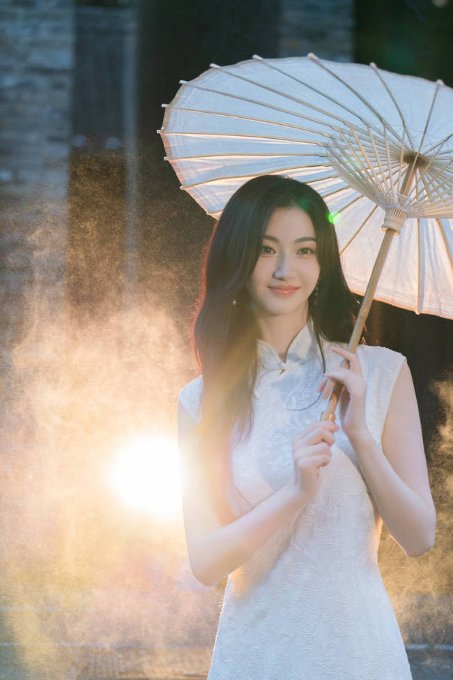 景甜穿白色旗袍气质温婉 手撑油纸伞端庄大气