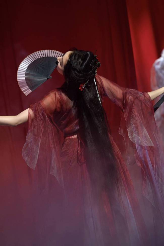 关晓彤穿红衣执扇轻盈舞动 宛若画中美人妩媚明艳