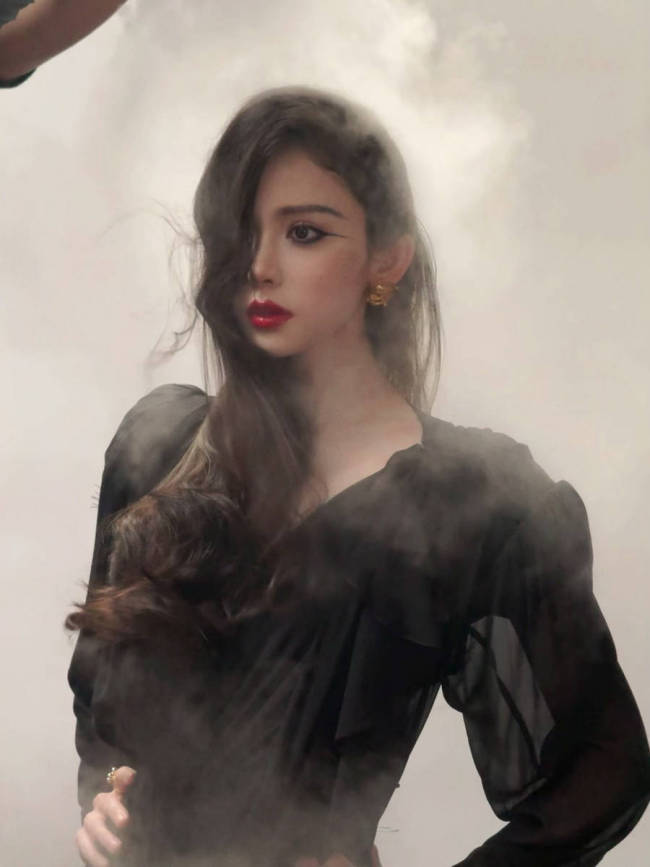 娜扎黑长直造型眼神冷艳 身披黑色羽毛气场全开