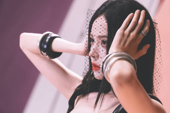 古力娜扎穿深V礼裙身材曼妙 红唇吸睛气场强大