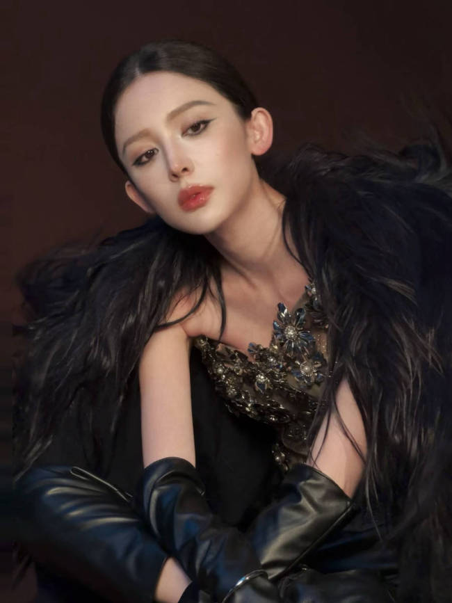 娜扎黑长直造型眼神冷艳 身披黑色羽毛气场全开