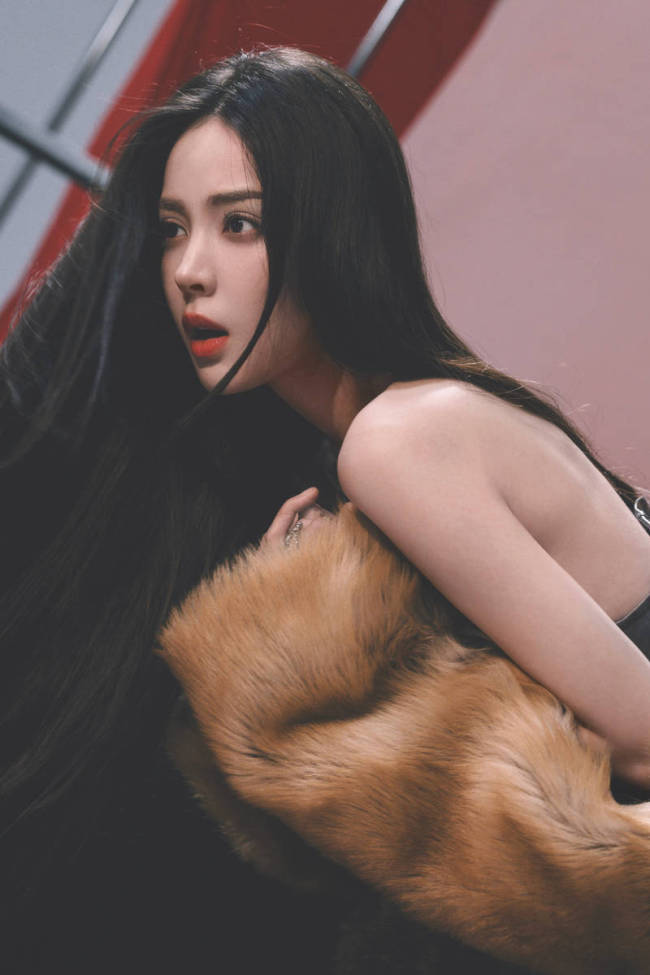 古力娜扎穿深V礼裙身材曼妙 红唇吸睛气场强大