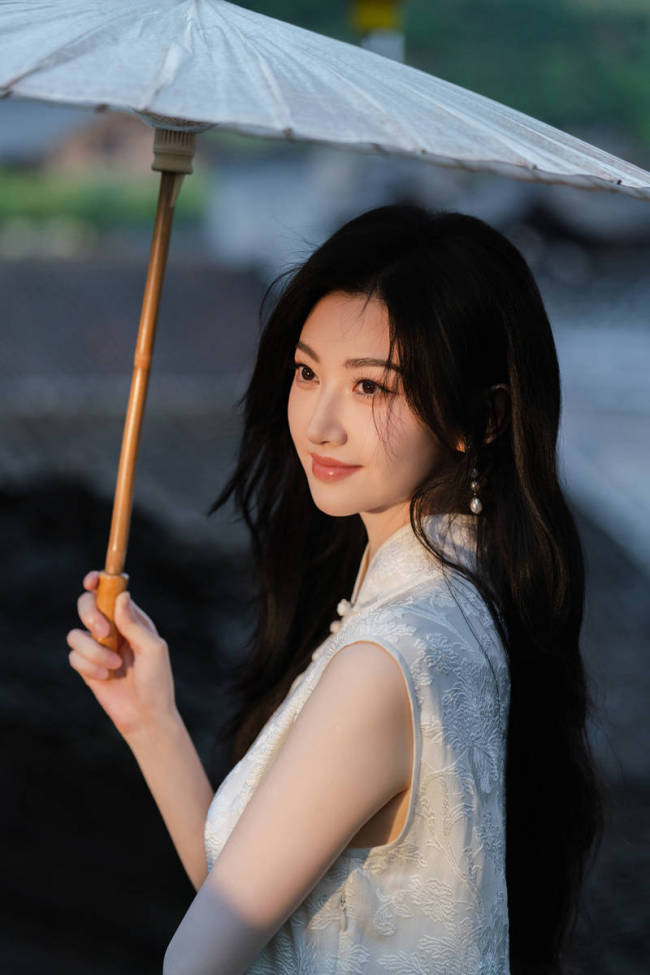 景甜穿白色旗袍气质温婉 手撑油纸伞端庄大气