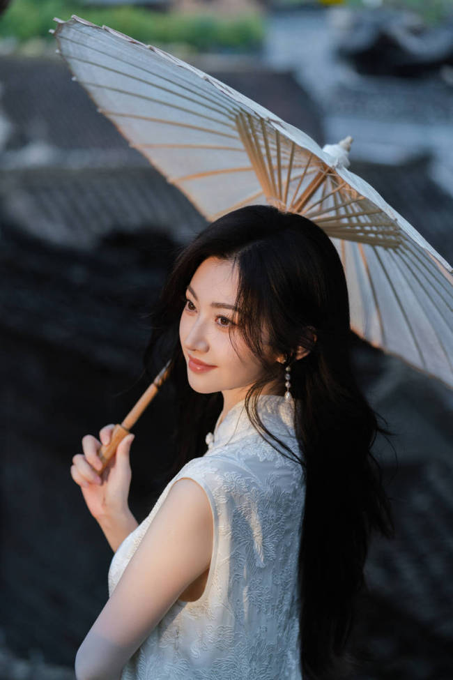 景甜穿白色旗袍气质温婉 手撑油纸伞端庄大气