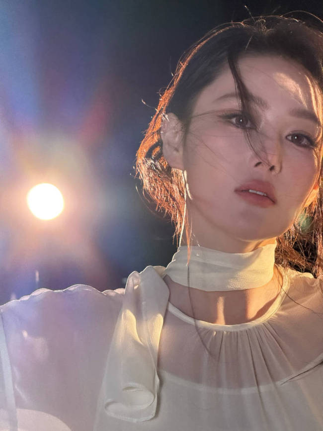 张馨予穿丝绸衬衫随性慵懒 发丝微乱秒变氛围女神