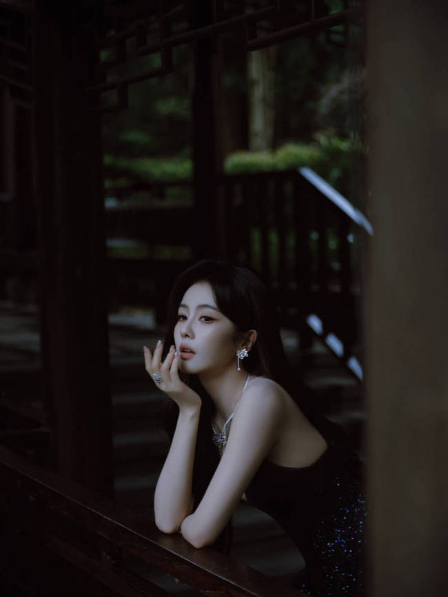 白鹿长裙配银色项链 透明美甲凸显纤细手指超吸睛