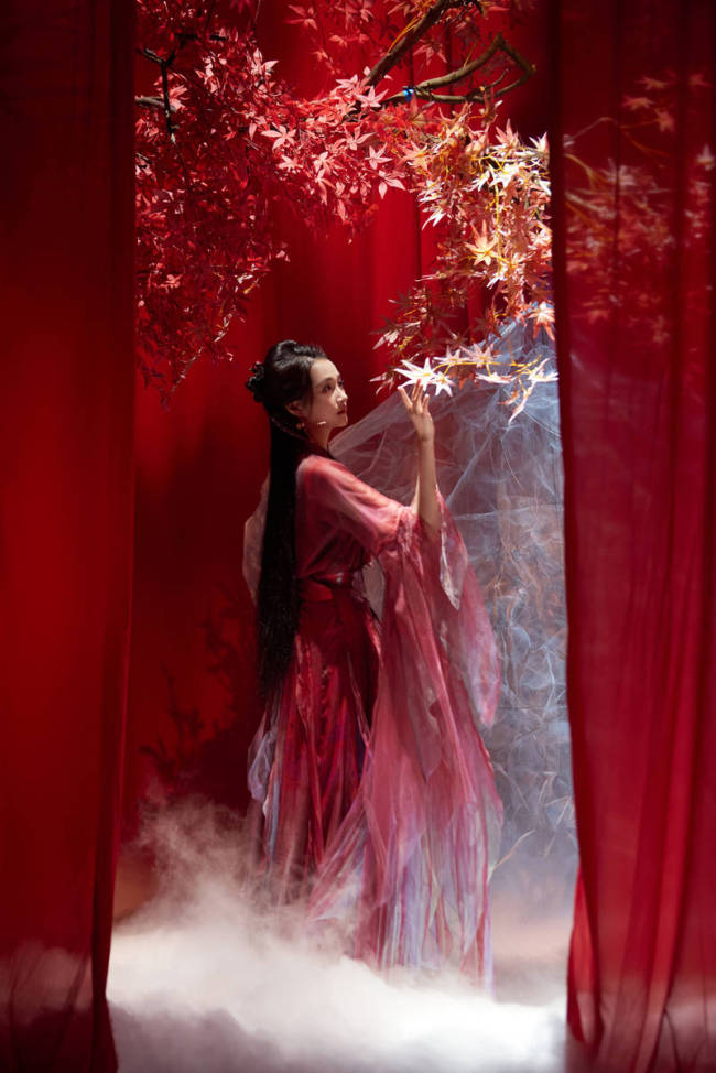 关晓彤穿红衣执扇轻盈舞动 宛若画中美人妩媚明艳
