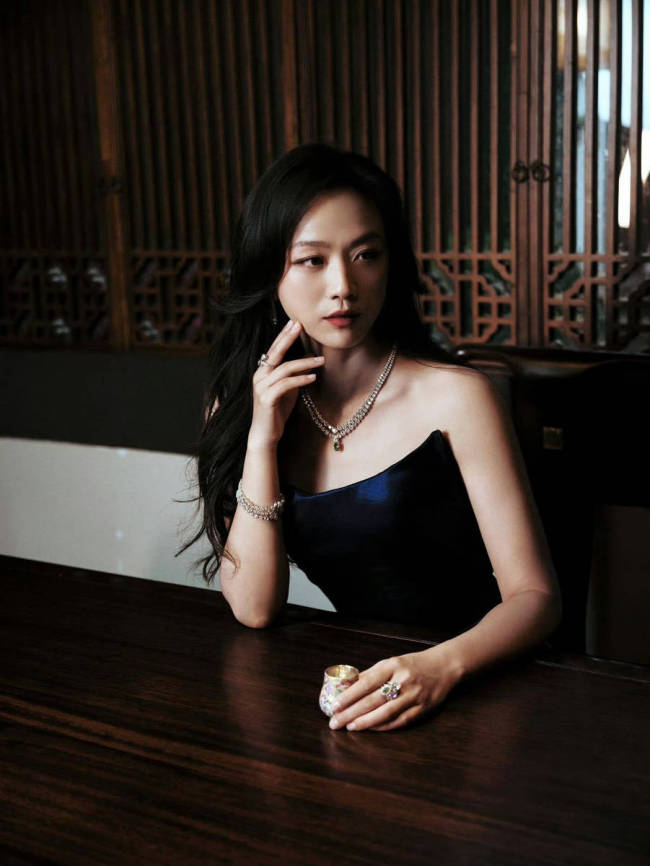 汤唯穿抹胸礼服身材窈窕 黑发红唇气质慵懒撩人