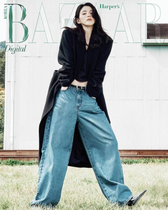 韩素希湿发造型魅惑酷飒 脚踩长靴美腿吸睛