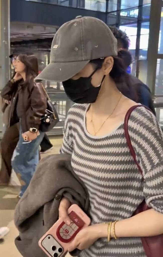 董璇被传怀上二胎现身机场！特地脱下外套回应