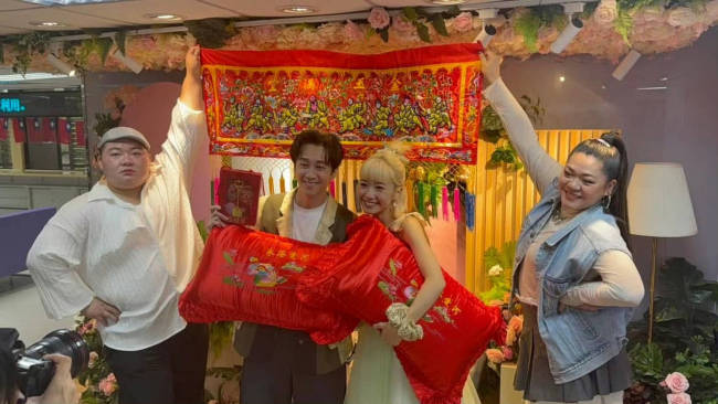 陈汉典LULU领证现场接吻 对镜甜笑洋溢幸福氛围