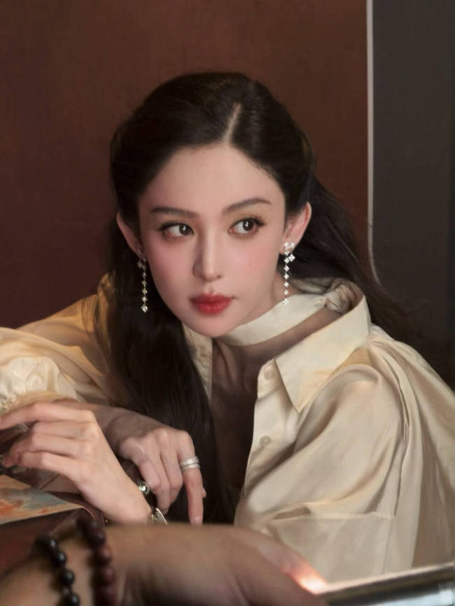 娜扎化身傲娇千金气质优雅矜贵 表情冷冽风情万种